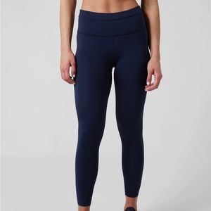 NWT Athleta 7/8 Accelerate Navy Leggings.  Size XS. 25” inseam